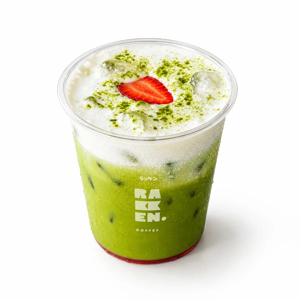 Minuman matcha RAKKEN dengan stroberi