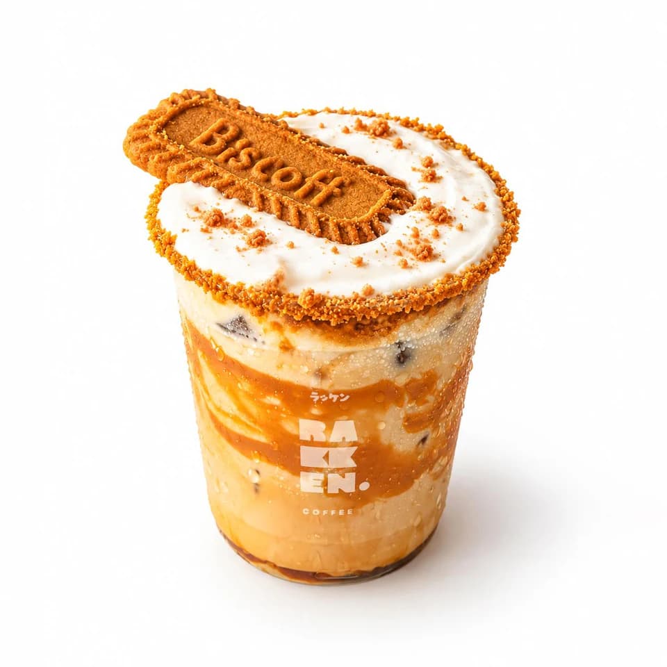 Minuman kopi es RAKKEN dengan biskuit