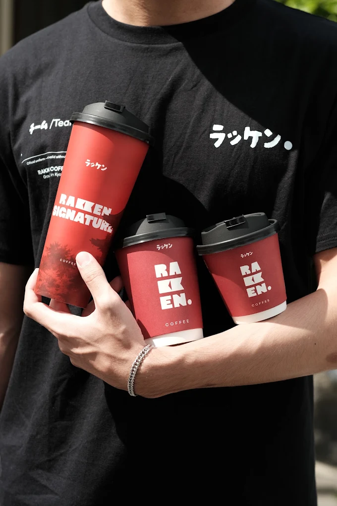 Tiga gelas kopi RAKKEN dipegang bersama